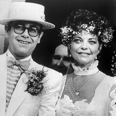 Svi su znali da je gej, a on je odlučio da oženi Renatu: Evo kako je izgledao prvi brak Eltona Džona! (FOTO)