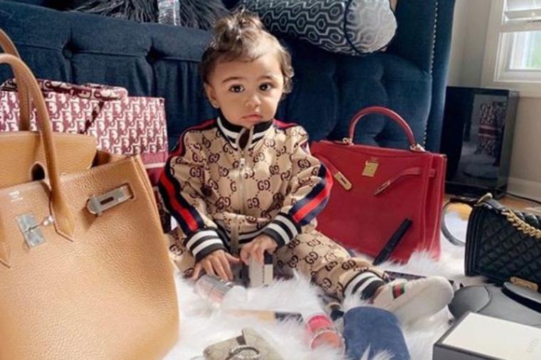 Ima samo dve godine, a majka je oblači u brendiranu garderobu: Okupana luksuzom od rođenja! (FOTO)