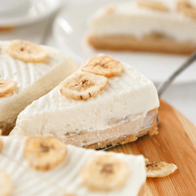 Brza keks torta sa bananama: Slatkiš koji će vas odmah osvojiti, spreman za tili čas! (RECEPT)