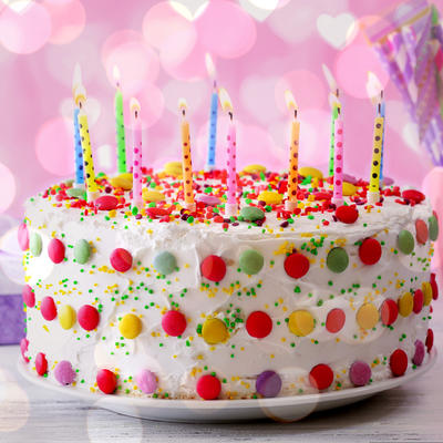 Slatka istorija rođendanske torte i duvanja svećica: Evo odakle seže običaj i zašto se jede raskošan desert!