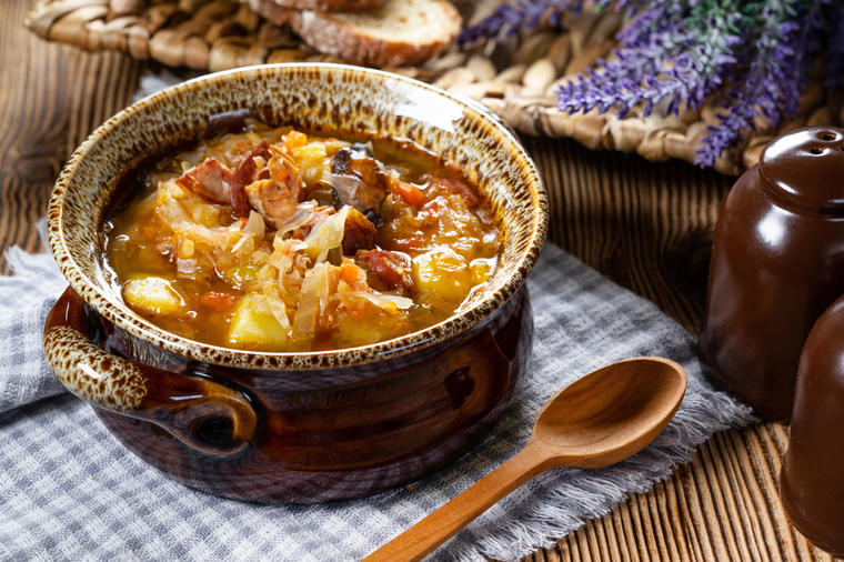 Tradicionalni recept za kiseli kupus sa kolenicom u zemljanom loncu – jelo koje govori 100 jezika!(RECEPT)