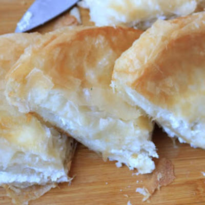 Burek sa sirom od gotovih kora: Bolji nego iz pekare! (RECEPT)