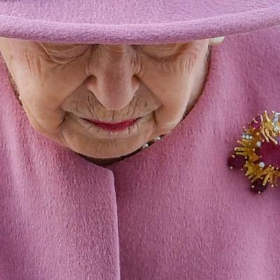 Kraljica Elizabeta prvi put u javnosti nakon 7 meseci, u pratnji princa Vilijama: Dočekani oštrim kritikama! (FOTO)