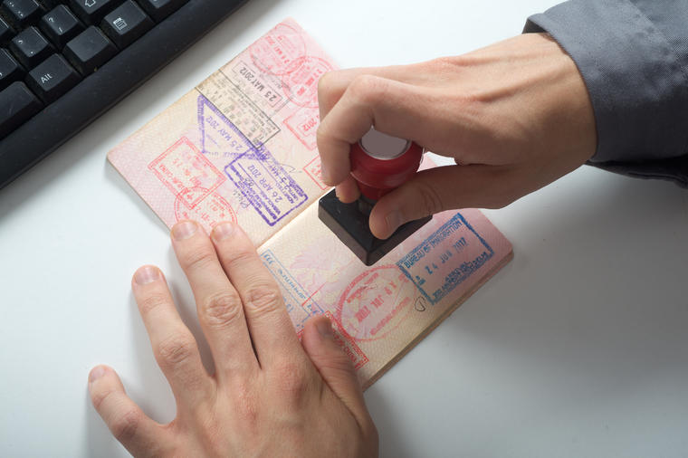 Evo zašto je zabranjeno smejati se na fotografiji za pasoš i ostalim ličnim dokumentima!