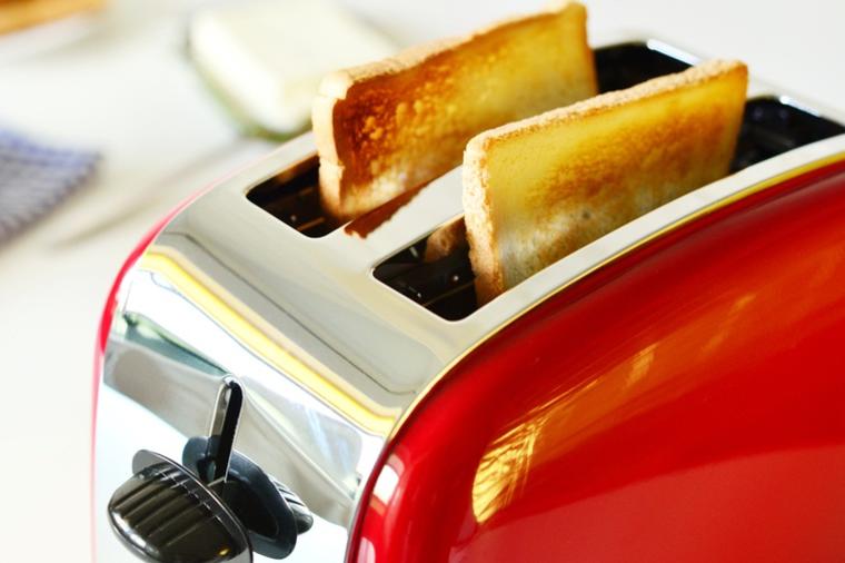 Kako očistiti toster do poslednje mrvice: Genijalan trik!