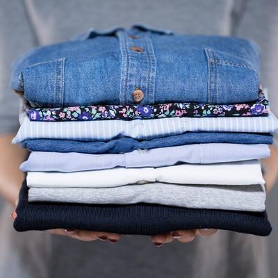 Kućni trik koji će vam promeniti život: Od izgužvane odeće do savršeno ispeglane bez uzimanja pegle u ruke! (VIDEO)