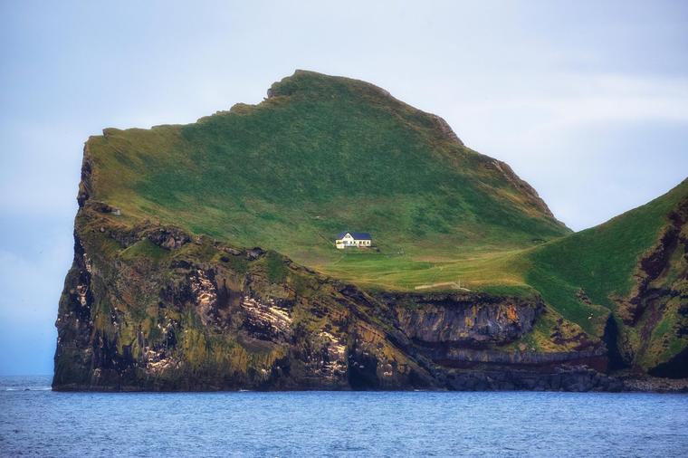 Misterija najusamljenije kuće na svetu: Ko je toliko lud da živi sam na ovom pustom ostrvu? (FOTO)