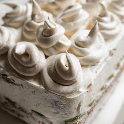Raskošna šampita torta sa dva fila: Savršena praznična poslastica! (RECEPT)