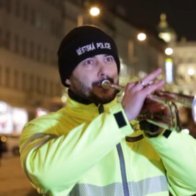 Predivan gest praške komunalne policije: Pogledajte kako su građanima čestitali Božić! (VIDEO)