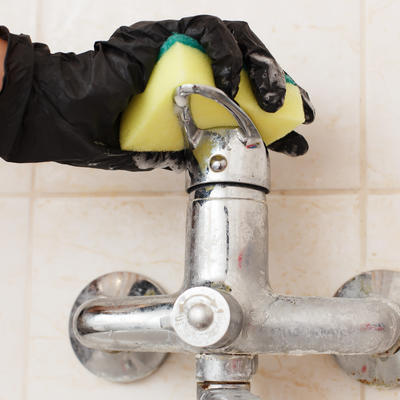 Luđi trik za čišćenje kamenca niste probali: Žena podelila metodu koja olakšava posao u kupatilu!