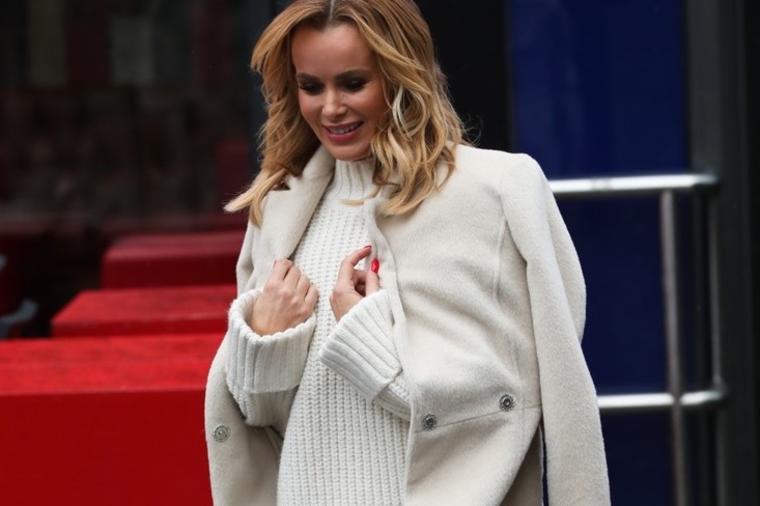 Beli kaput se mora naći u garderoberu svake žene: Evo kako da nosite vodeći trend ove zime bez greške! (FOTO)