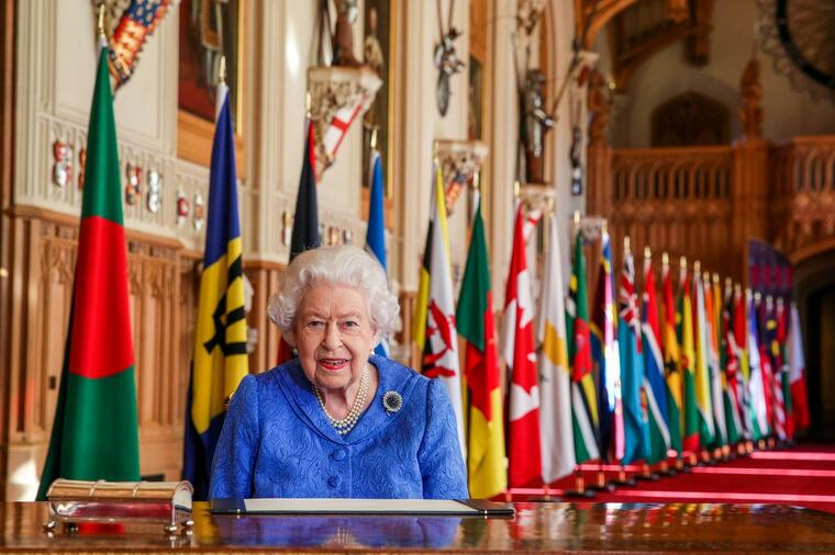 PSI LAJU, KARAVANI PROLAZE: Šta radi kraljica Elizabeta dok čeka najveći skandal koji britanski dvor pamti!(FOTO/VIDEO)