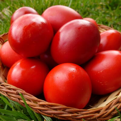 4 PRIRODNA NAČINA ZA NAJINTENZIVNIJU CRVENU BOJU: Ofarbajte jaja bez hemije i boja u kesicama!