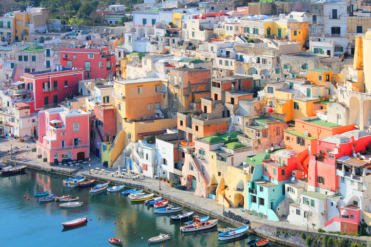 NAJVEĆA SKRIVANA TAJNA POZNATIH: Proćida je grad u Italiji koji morate da posetite! (FOTO)