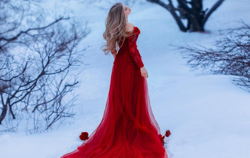 Devojka, Sneg, Crvena Haljina, Misterija, umetnička fotografija