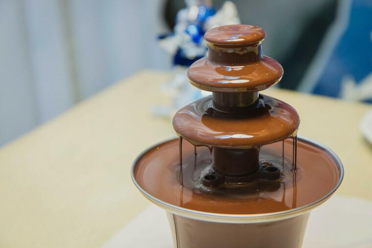 HIT PROIZVOD: Mini čokoladna fontana sada samo 2.199 dinara! Ne propustite!