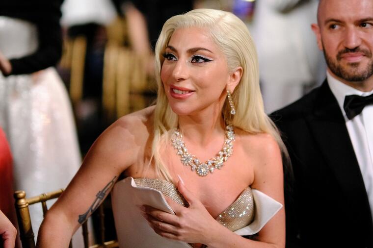 SINOĆ JE GOREO CRVENI TEPIH: Kad se Lejdi Gaga pojavila u ovoj haljini, sve ostale su pale u drugi plan! (FOTO)