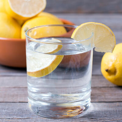 Nije naučno dokazano da topla voda sa limunom može smajiti kilažu