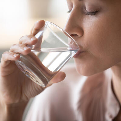 Nije naučno dokazano da ispijanje tople vode ima benefite za telo
