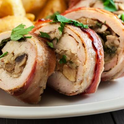 RUČAK ZA DANAS: Rolovana piletina sa slaninom i spanaćem! (RECEPT)