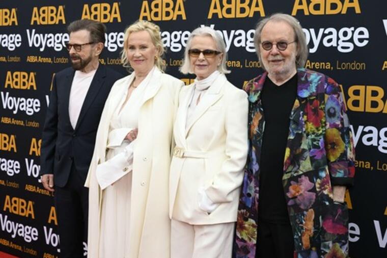 OKUPILA SE LEGENDARNA GRUPA ABBA NAKON 40 GODINA: Izdominirali na crvenom tepihu, fanovi u delirijumu!
