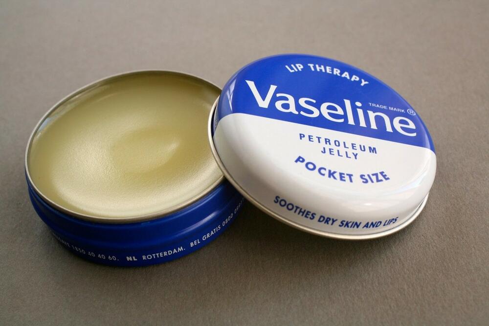 Vazelin je odličan saveznik za negu kože