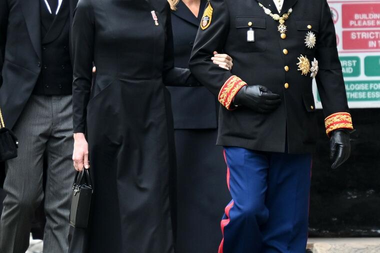 PRVE DAME NA SAHRANI: Kraljica Ranija istakla se u jedinstvenoj haljini, dok je Bridžit vrlo smela i otmena