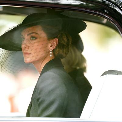 SLIKA I PRILIKA DOSTOJAVNSTVA JEDNE PRINCEZE: Kejt je na sahrani nosila omiljeni nakit kraljice sa veoma TUŽNOM PRIČOM