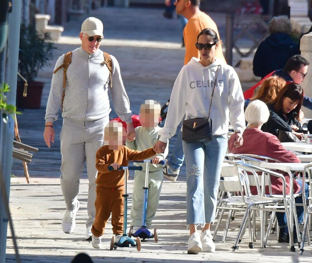 Ana i Bastijan uslikani su sa sinovima prilikom šetnje u Veneciji 