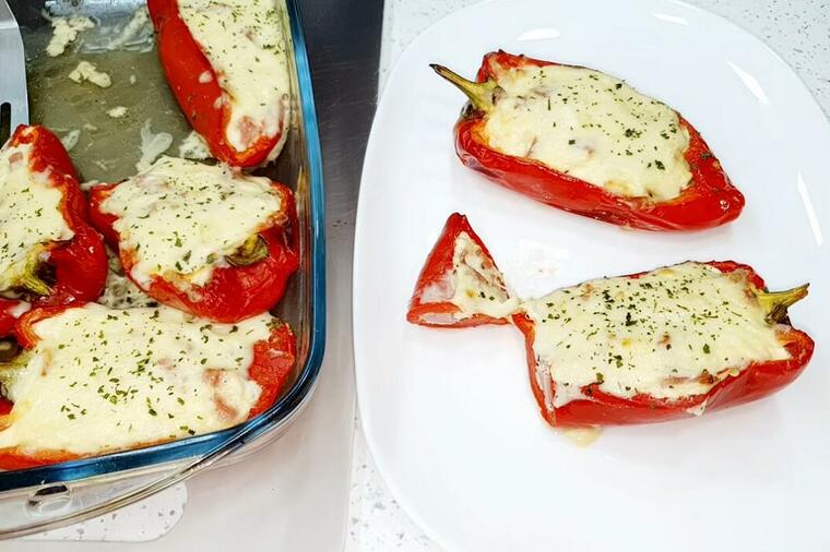 NEDELJNI RUČAK: Zapečene paprike punjene KREMASTIM FILOM od sira, ukusno jelo koje se sprema OČAS POSLA