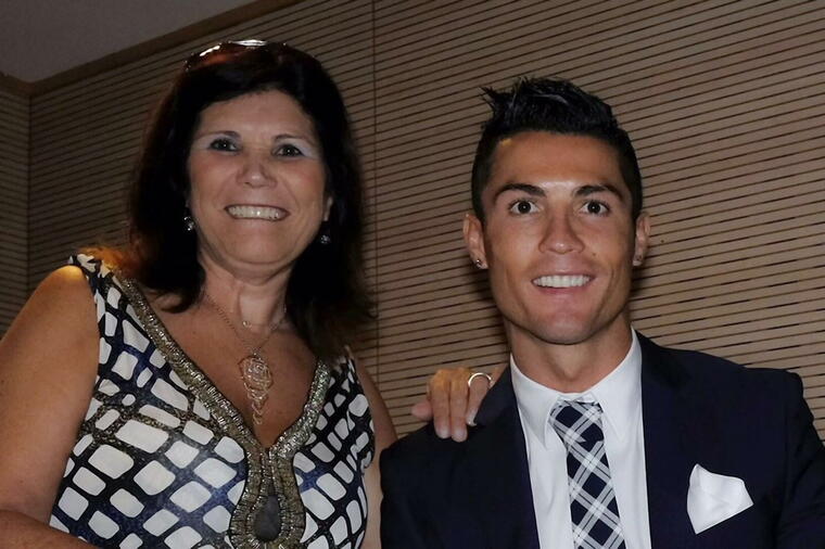 IMA PETORO DECE, ŽENU ŽIVU VATRU, A ŽIVI SA MAJKOM: Kristijano Ronaldo otkrio razlog odluke da mamu dovede u kuću