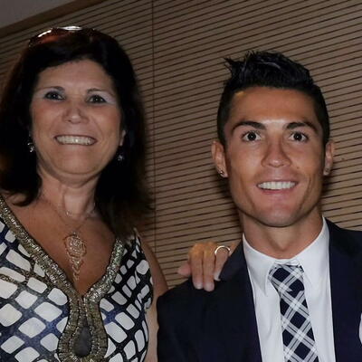 IMA PETORO DECE, ŽENU ŽIVU VATRU, A ŽIVI SA MAJKOM: Kristijano Ronaldo otkrio razlog odluke da mamu dovede u kuću