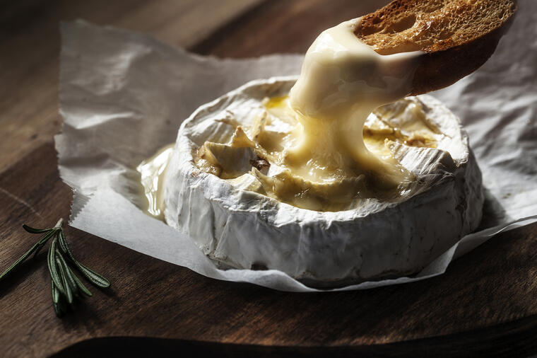 ZAPEČENI KAMAMBER NA 2 NAČINA: Jednostavan recept za topljeni sir koji kada jednom probate - PRAVIĆETE STALNO