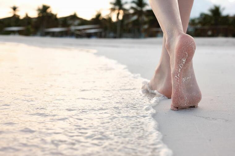 DIJABETIČARI, PAŽNJA, NE HODAJTE BOSI NA PLAŽI: Vruć pesak može da vam NARUŠI ZDRAVLJE, posebno zbog OVOG RAZLOGA