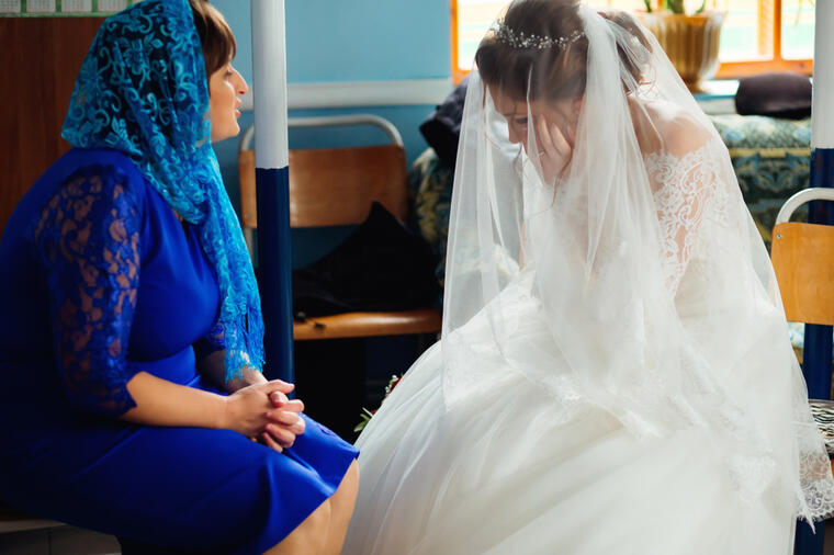 KAD JE UGLEDALA MLADU VIDELA JE DA POSTOJI PROBLEM: Svekrva na venčanju razotkrila surovu istinu, more suza su isplakali