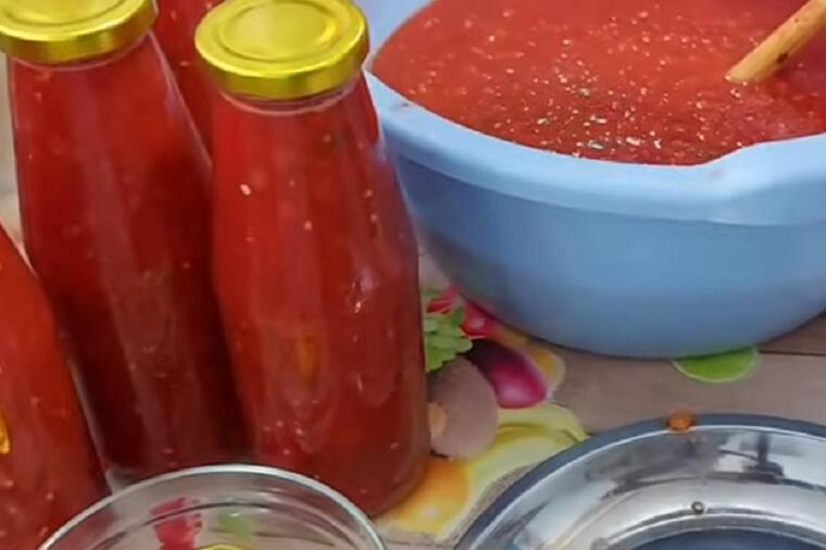 PARADAJZ U FLAŠAMA: Starinski recept koji će vam omogućiti da zimi pijete paradajz iz flaše