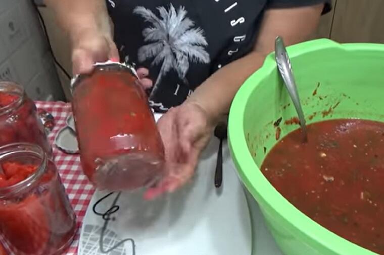ZIMNICA U TEGLI: 5 minuta obarite papriku i paradajz, sipajte u tegle i bez truna konzervansa imaćete najbolju SALATU