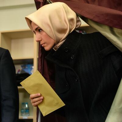 NOSEĆI HIDŽAB GRADE IMIDŽ PORODIČNIH ŽENA: Emina Erdogan ih patrijarhalno vaspitavala, a ne zna se koja je SKANDALOZNIJA