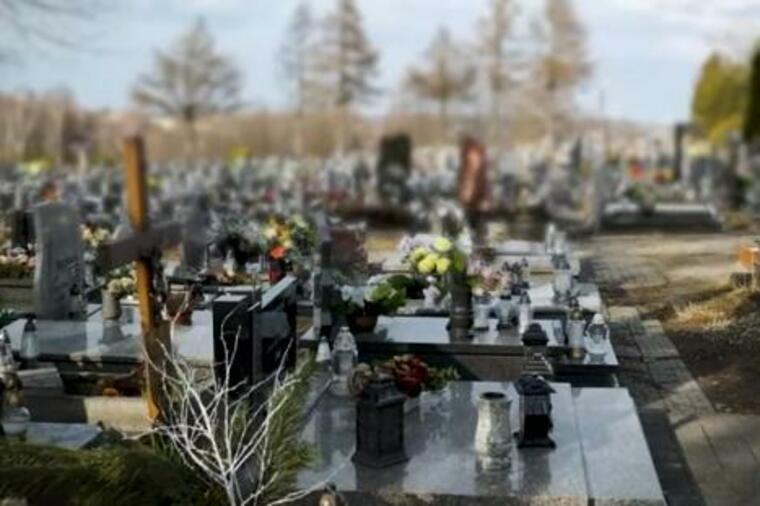 U SUBOTU OBELEŽAVAMO ZIMSKE ZADUŠNICE: Evo šta se nosi na groblje, a šta da radite ako ne možete da izađete na groblje
