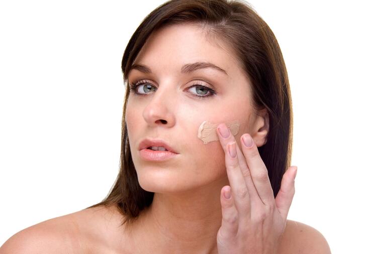 AKO ŽELITE BESPREKORNI TEN: Izaberite puder za lice koji savršeno odgovara vašoj koži!