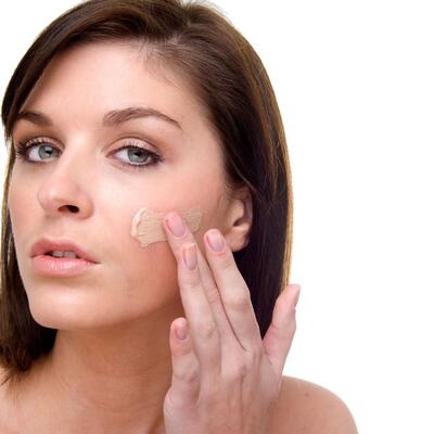 AKO ŽELITE BESPREKORNI TEN: Izaberite puder za lice koji savršeno odgovara vašoj koži!