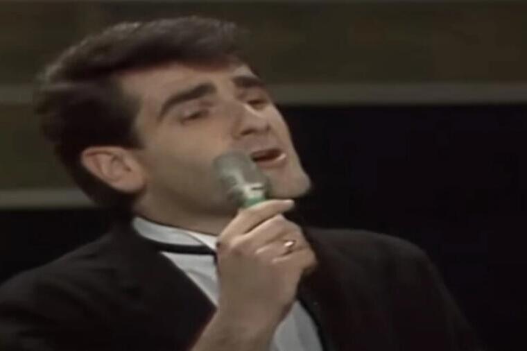 NA OVOM SNIMKU GA NIKO NE PREPOZNAJE: Ovako je pre 30 godina izgledao čovek koji se pre pevanja bavio ugostiteljstvom