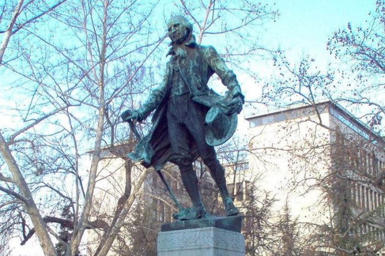 Foto: Wikipedia / Magnus Manske, Spomenik Dositeju Obradoviću u Beogradu