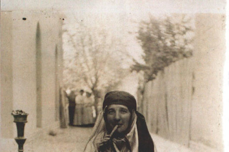 Foto: Wikipedia, Elizabet u narodnoj nošnji plemena Bahtijari