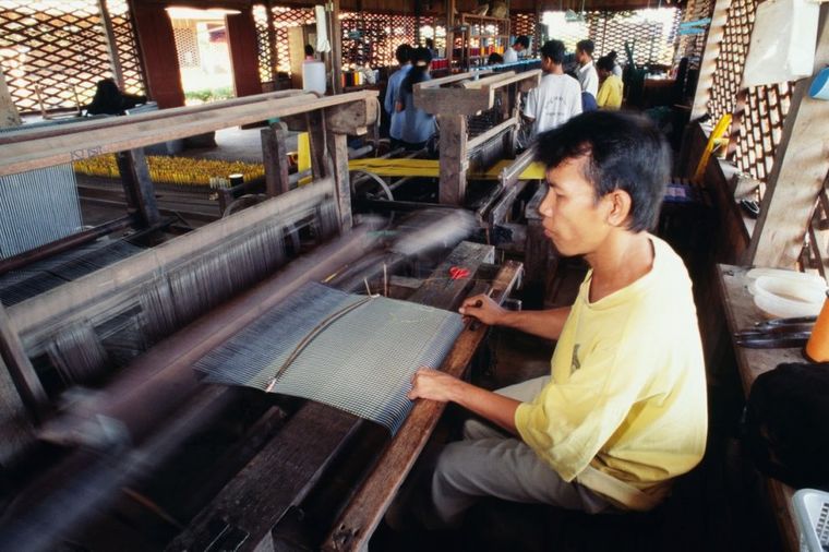 Foto: Profimedia, Radnik u tekstilnoj industriji u Kambodži