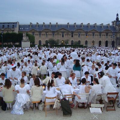 Pariz: više od 10.000 učesnika na Večeri u belom