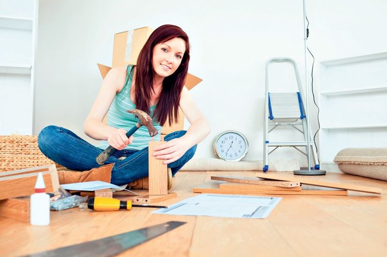 Nešto ipak mogu same: Žene sve češće popravljaju sitne kvarove po kući!
