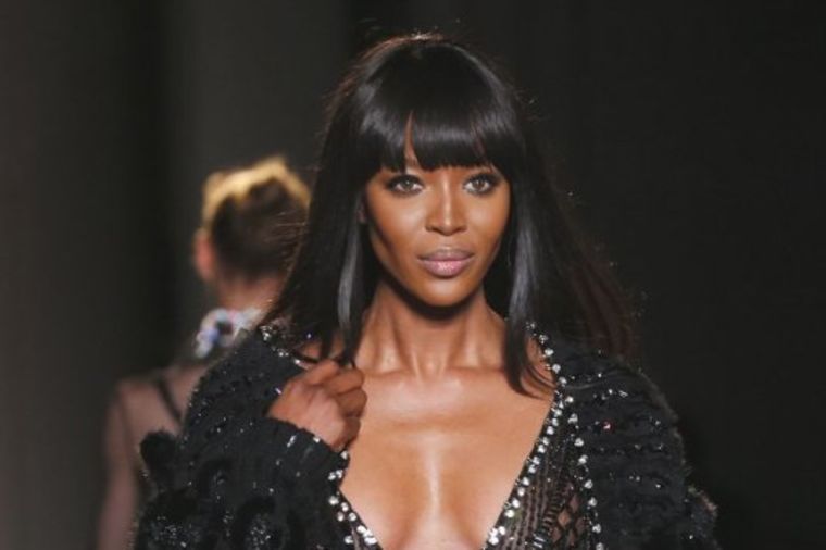 Naomi Kembel i dalje vlada modnim pistama: otvorila Versace reviju