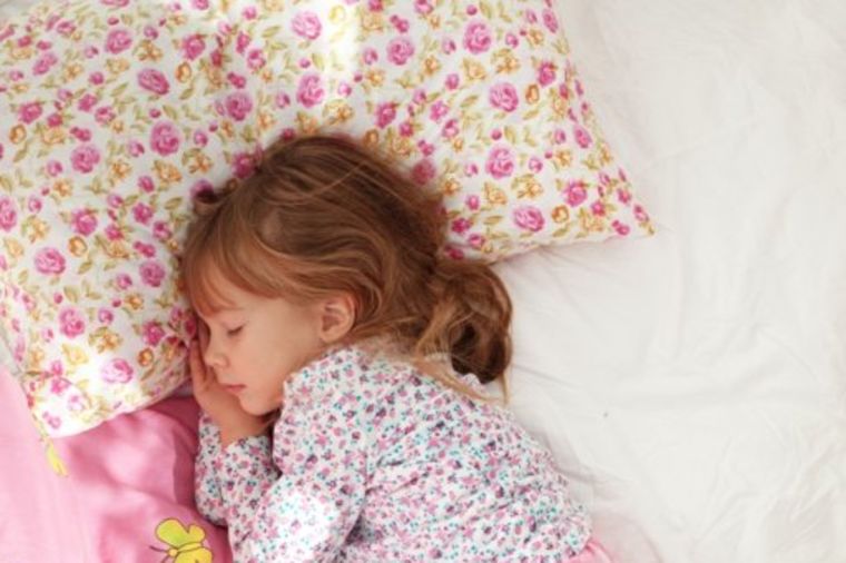 Zašto je bitno da decu naučite da na vreme ležu u krevet