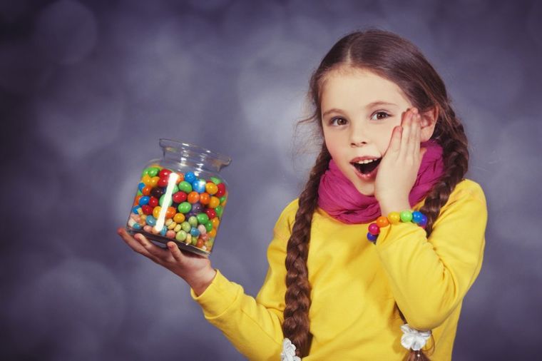 Devojčica ukrala čekove i dala 2.600 evra za slatkiše
